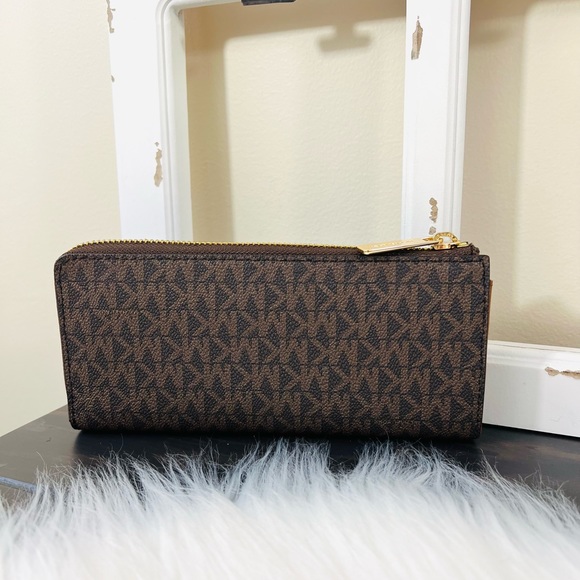 Michael Kors Jet Set Travel Large Three Quarter Zip Wallet - Picture 3 of 15